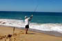 Pescador em busca de um peixe na praia de taquarinhas em Balne&aacute;rio Cambori&uacute;.