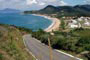 Rodovia interpraias em Balne&aacute;rio Cambori&uacute; e ao fundo a praia do estaleiro.