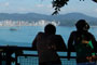Tur&iacute;stas adimirando a vista da orla de Bane&aacute;rio Cambori&uacute;, do mirante do Parque unipraias Cambori&uacute;.