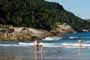 Pai se divertindo com a filha na Praia do Atalaia em Bombinhas. 