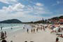 Praia de Bombinhas cheia no ver&atilde;o.