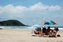 Fam&iacute;lia aproveitando o sol na Praia de Mariscal em Bombinhas.