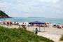 Fam&iacute;lias descansando e adimirando as belezas da Praia de 4 ilhas e Bombinhas.