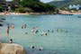 V&aacute;rias pessoas mergulhando na Praia da Lagoinha em Bombinhas.