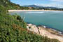 Vista da Praia do Canto Grande em Bombinhas, &aacute;guas cristalinas.