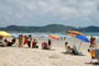 Praia do Canto Grande em Bombinhas, lotada no ver&atilde;o.
