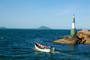 Canal da barra da lagoa, florian&oacute;polis , sc, pescador saindo do canal para ir pescar nos mares catarinense