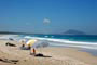 mo&ccedil;ambique, galera em baixo do guarda sol, e um mar super azul e &oacute;timo pico para a pr&aacute;tica de surf