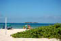 praia de mo&ccedil;ambique, sc, brasil, pessoas tomando sol na praia e ao fundo uma ilha linda