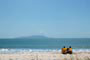 Pessoas descansando em baixo do guarda sol e adimirando este para&iacute;so catarinense