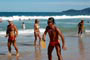 galera jogando frescobol na praia brava itaja�