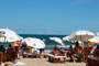 galera tomando sol na praia brava de itaja� sc