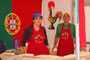 casal servindo comidas t&iacute;picas na festa marejada sc brasil