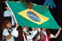 dan&ccedil;a portuguesa e as crian&ccedil;as segurando a bandeira do brasil na festa marejada, itaja&iacute;