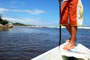 pescador atravessando os turistas de barco na guarda do emba&uacute;