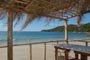 Praia do estaleiro em porto belo, mar azul e &aacute;guas cristalinas.