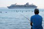 Pesca no ara&ccedil;&aacute; em porto belo e ao fundo um belo navio transatl&acirc;ntico, lotado de tur&iacute;stas que procuram esta cidade maravilhosa para fazer turismo em porto belo.