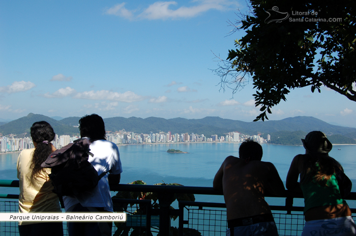 Turístas adimirando a vista da orla de Baneário Camboriú, do mirante do Parque unipraias Camboriú.