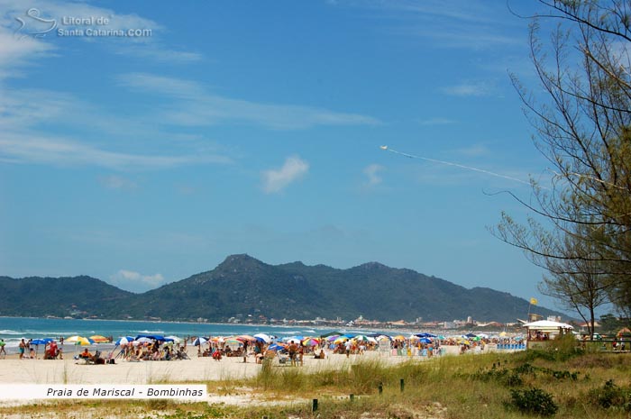 Praia de Mariscal lotada de turistas.