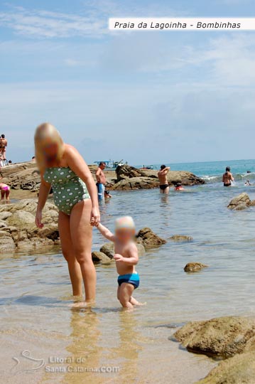 Vó e seu netinho passeando calmamente na Praia da Lagoinha em Bombinhas.