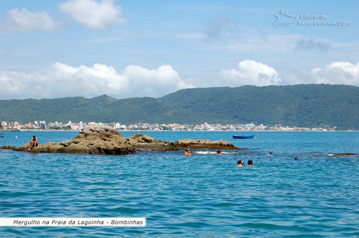 Pessoas mergulhando em torno das pedras na Praia da Lagoinha em Bombinhas.