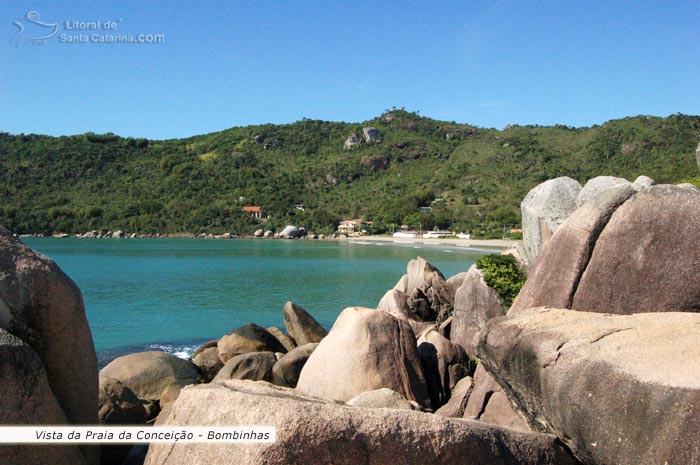 Vista entre pedras da Praia da Conceição em Bombinhas.