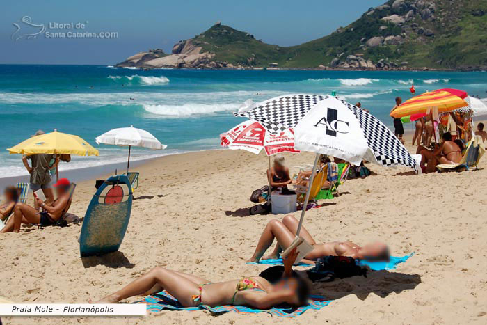 Praia Mole, galera linda e simplesmente a vontade, mar azul e um morro maravilhoso ainda preservado
