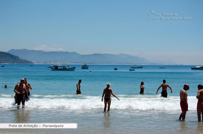 famílias se divertindo no mar azul da praia da armacao florianopolis sc brasil