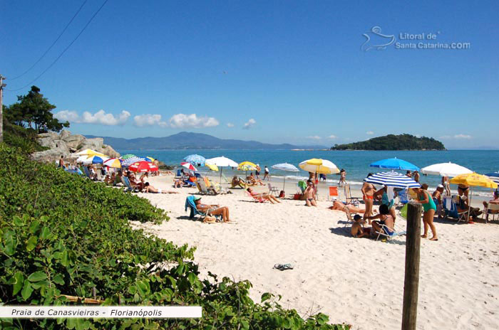 Praia de Canasvieiras, muita gente relaxando a beira mar 