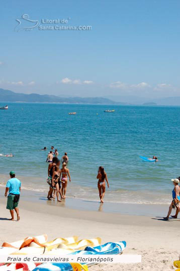 Pessoas aproveitando a praia de canasvieiras no litoral catarinense