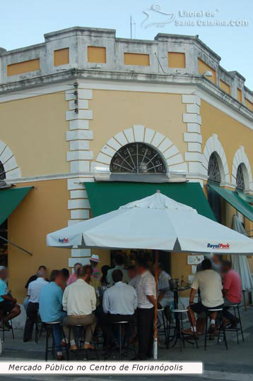 Final de tarde em florianopolis, todo mundo vai ao mercado público tomar uma cerveja e bater um bom papo.