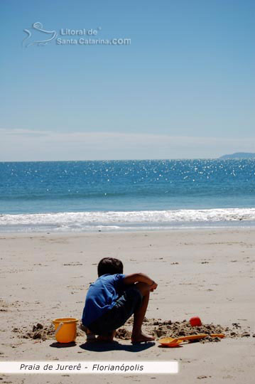 Jerere, criança brincando nas areias da praia de jurere internacional - santa catarina