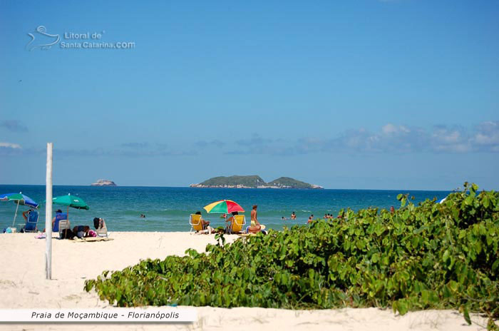 praia de moçambique, sc, brasil, pessoas tomando sol na praia e ao fundo uma ilha linda