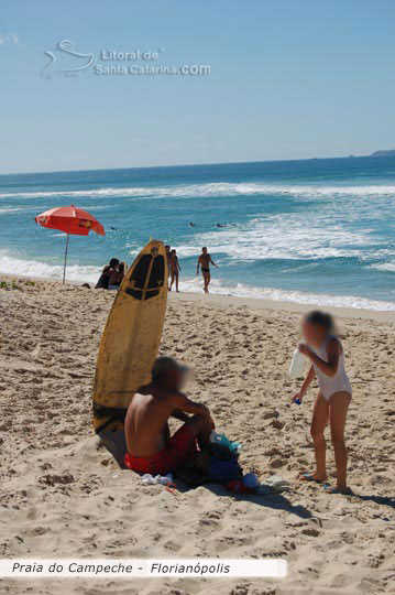 Rapaz descansando do surf no campeche florianopolis