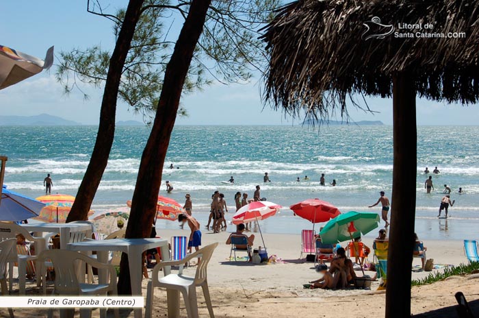 Praia de garopaba, turístas lotando as praias de santa catarina