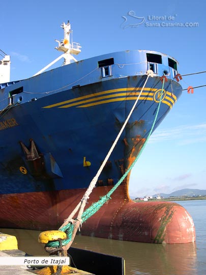 navio atracado no porto de itajai santa catarina brasil