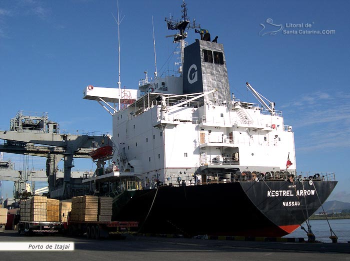 foto do navio no porto de itajai sc