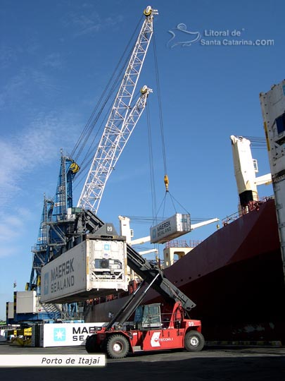 descarregando carga no porto de itajai