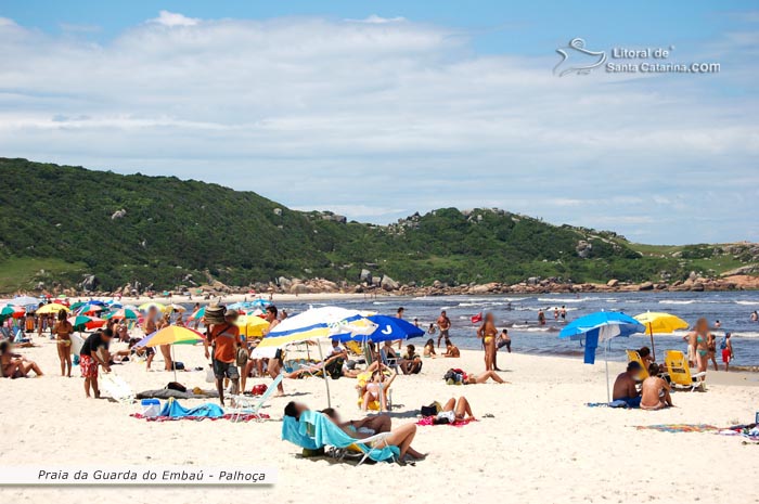 praia cheia da guarda do embaú e gaelra curtindo o verão catarinense