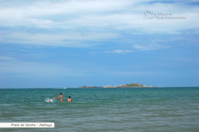 palhoça praia do sonho, pai, mãe e criança brincando nas águas límpidas catarinense