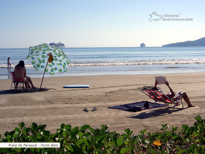 Perequê, uma praia tranquila, com transatlântico parado nesta bela praia catarinense.