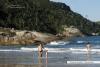 Pai se divertindo com a filha na Praia do Atalaia em Bombinhas.