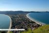 Vista do Morro do Macaco, do lado esquerdo a Ba&iacute;a de Zimbros e do lado direito fica a praia de Canto Grande e Mariscal - Bombinhas