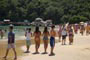 Tur�stas caminhando pela praia de laranjeiras em Balne�rio Cambori�.