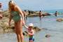 A Vó acompanha e se diverte com seu netinho na Praia da Lagoinha em Bombinhas.