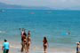Pessoas aproveitando a praia de canasvieiras no litoral catarinense