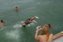 Fortaleza de anhatomirim turista mergulhando na prainha