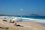 moçambique, galera em baixo do guarda sol, e um mar super azul e ótimo pico para a prática de surf
