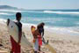 Galera indo fazer um surf na praia do campeche