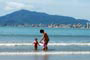 Praia de Itapema, Mãe com as crianças brincando a beira mar.